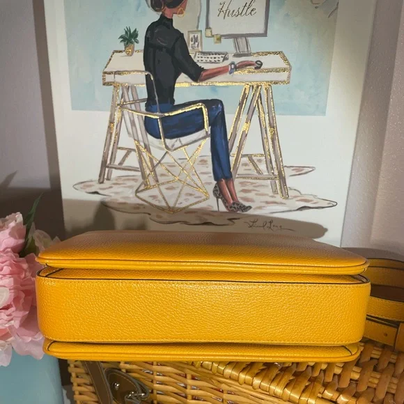 💓SOLD💓Coach Pollen Cassie - Rare  🦄 💛 - Picture 12 of 16